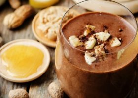 طريقة عمل سموثي زبدة الفول السوداني والشوكولاتة