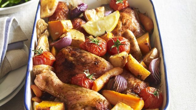 طريقة عمل صينية دجاج بالخضار بالفرن