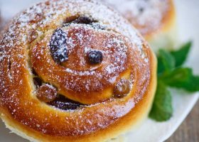 طريقة عمل سينابون القرفة بالزبيب