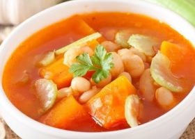 طريقة عمل شوربة القرع والفاصوليا البيضاء