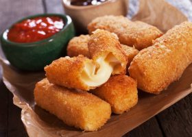 طريقة عمل أصابع الجبن المقلية المقرمشة