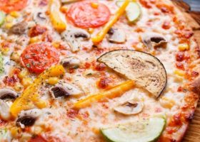 طريقة عمل بيتزا الخضار بالخبز الأسمر للرجيم