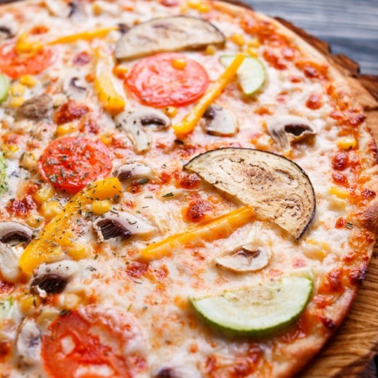 طريقة عمل بيتزا الخضار بالخبز الأسمر للرجيم