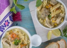 طريقة عمل شوربة الدجاج والمكرونة بالذرة