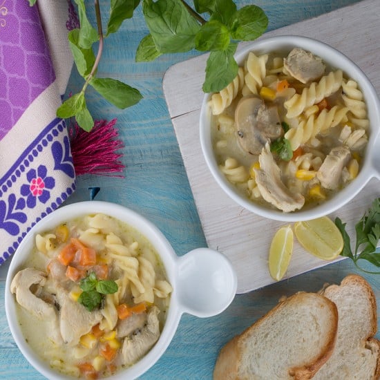 طريقة عمل شوربة الدجاج والمكرونة بالذرة