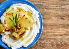 طريقة عمل الجبن الكريمي بالزيتون والليمون