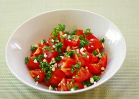 طريقة عمل سلطة الطماطم بالثوم و البقدونس