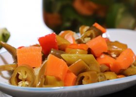 طريقة عمل مخلل مشكل بالفلفل والجزر