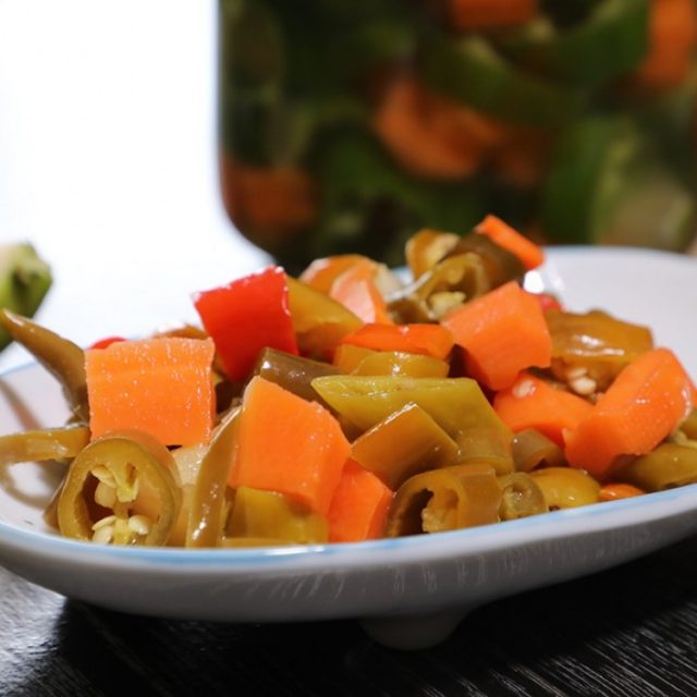 طريقة عمل مخلل مشكل بالفلفل والجزر