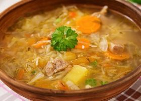 طريقة عمل شوربة الملفوف والجزر