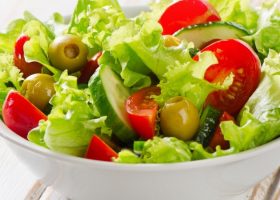 طريقة عمل السلطة الخضار بالزيتون الأخضر