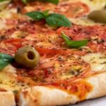 طريقة عمل البيتزا بالموزريلا والريحان