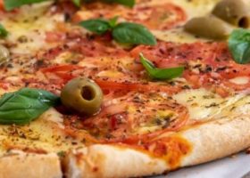 طريقة عمل البيتزا بالموزريلا والريحان