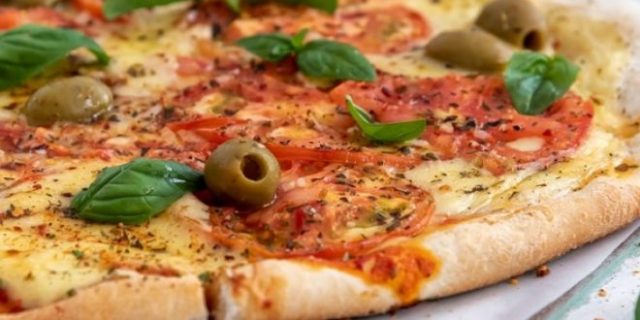 طريقة عمل البيتزا بالموزريلا والريحان