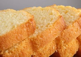 طريقة عمل كيكة السميد بالزبادي