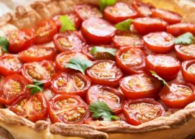 طريقة عمل فطيرة الطماطم بالبف باستري
