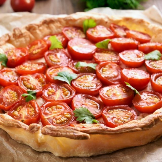 فطيرة الطماطم بالبف باستري