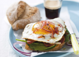 طريقة عمل ساندويش السجق والبيض والسبانخ