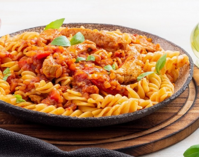 طريقة عمل مكرونة باللحم والصلصة