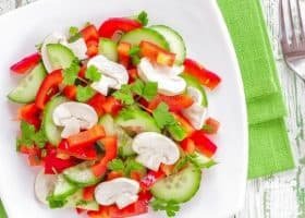 طريقة عمل سلطة الخضار مع الفطر