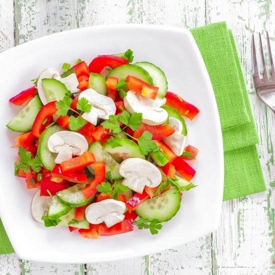 طريقة عمل سلطة الخضار مع الفطر