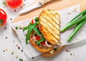 طريقة عمل توست محمص بالتونة والطماطم