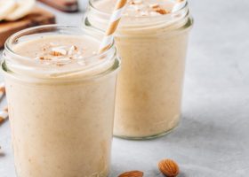 طريقة عمل عصير الموز بحليب اللوز