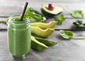 طريقة عمل سموثي الأفوكادو والأناناس