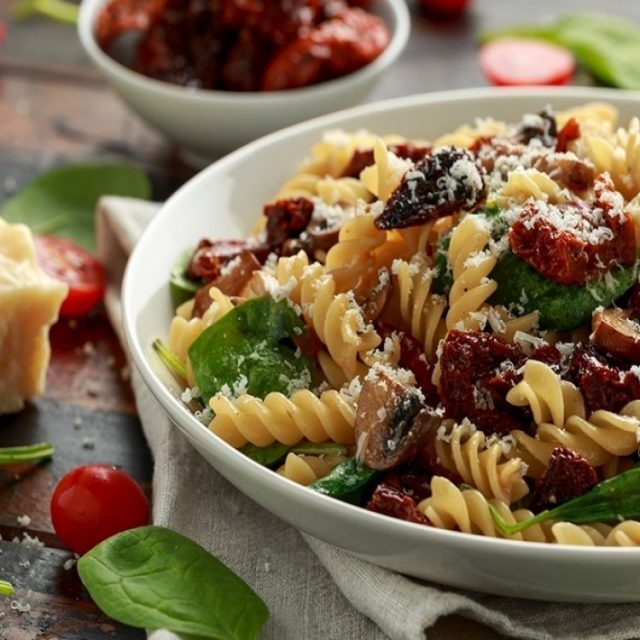 طريقة عمل باستا بالطماطم المجففة والسبانخ