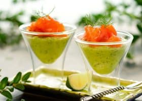 طريقة عمل سلمون مدخن مع صلصة الأفوكادو