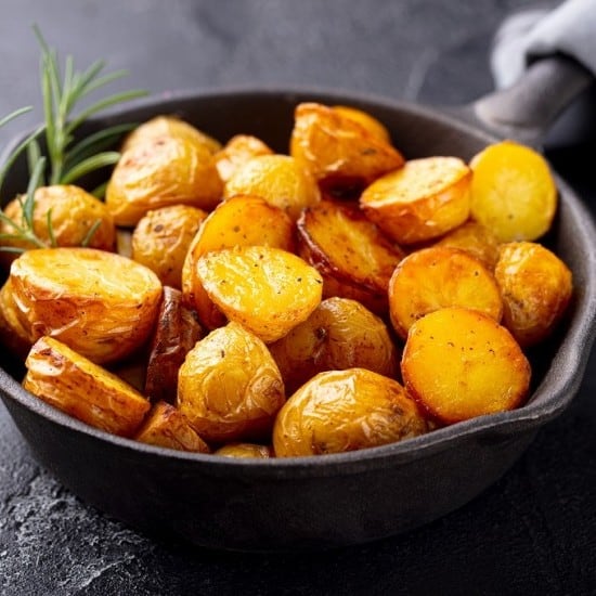 طريقة عمل بطاطس محمرة بالزبدة