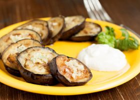 طريقة عمل الباذنجان بصلصة الثوم