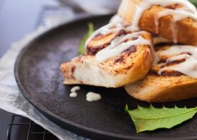 طريقة عمل السينابون بالتفاح