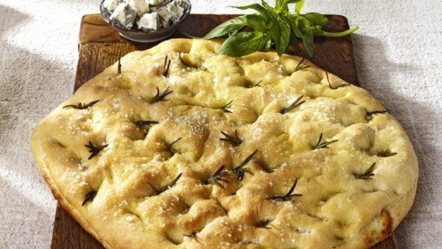 طريقة عمل خبز الفوكاشيا بالجبن