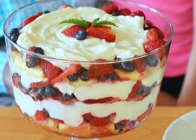 طريقة عمل ترايفل بالفواكة