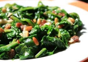 طريقة عمل سبانخ بالزيت والصنوبر