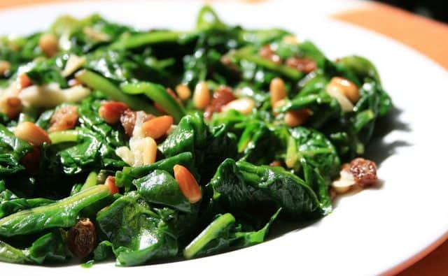 طريقة عمل سبانخ بالزيت والصنوبر