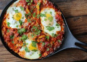 طريقة عمل شكشوكة بالسبانخ