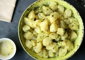 طريقة عمل سلطة البطاطس بالبقدونس وزيت الزيتون