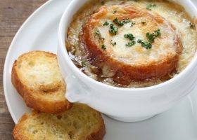 طريقة عمل شوربة البصل الأخضر