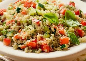 طريقة عمل سلطة كينوا بالخضار