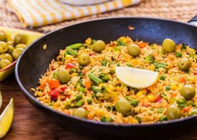 طريقة عمل أرز بالخضار والزيتون