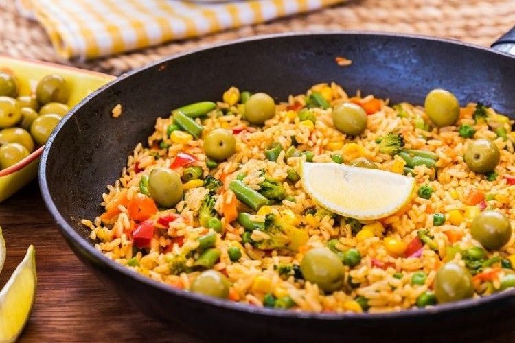 طريقة عمل أرز بالخضار والزيتون