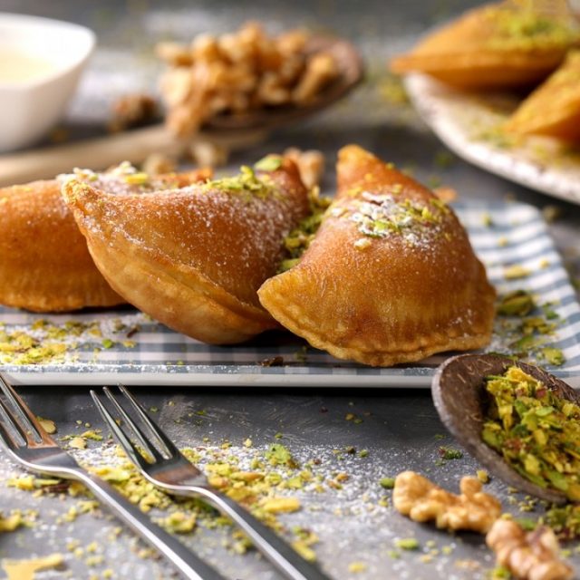 طريقة عمل القطايف بالمكسرات