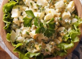 طريقة عمل البيض المسلوق مع البقدونس