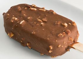 طريقة عمل اعواد الايس كريم بالشوكولاتة واللوز