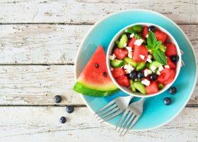 طريقة عمل سلطة البطيخ بالخيار والجبن