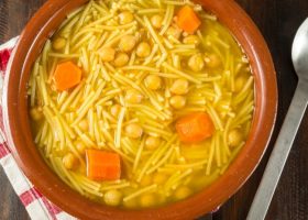 طريقة عمل شوربة الحمص بالشعيرية