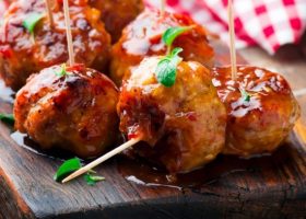 طريقة عمل كرات الدجاج بالصلصة