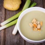 طريقة عمل شوربة البطاطس والكراث